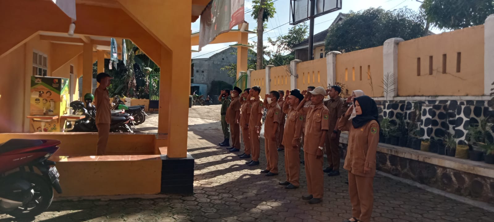 kegiatan apel pagi di desa mekrlaksana